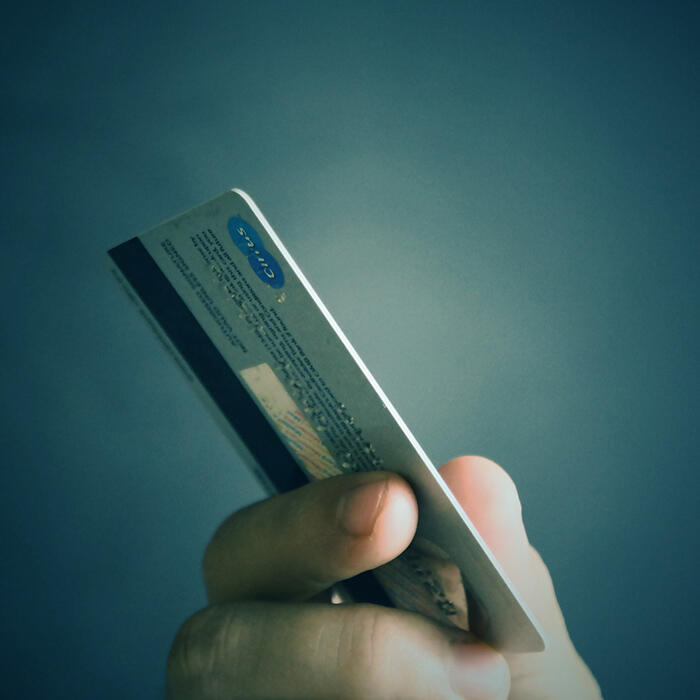 クレジットカードの引き落とし日に残高不足！注意点や回避策は？