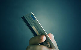 クレジットカードの引き落とし日に残高不足！注意点や回避策は？